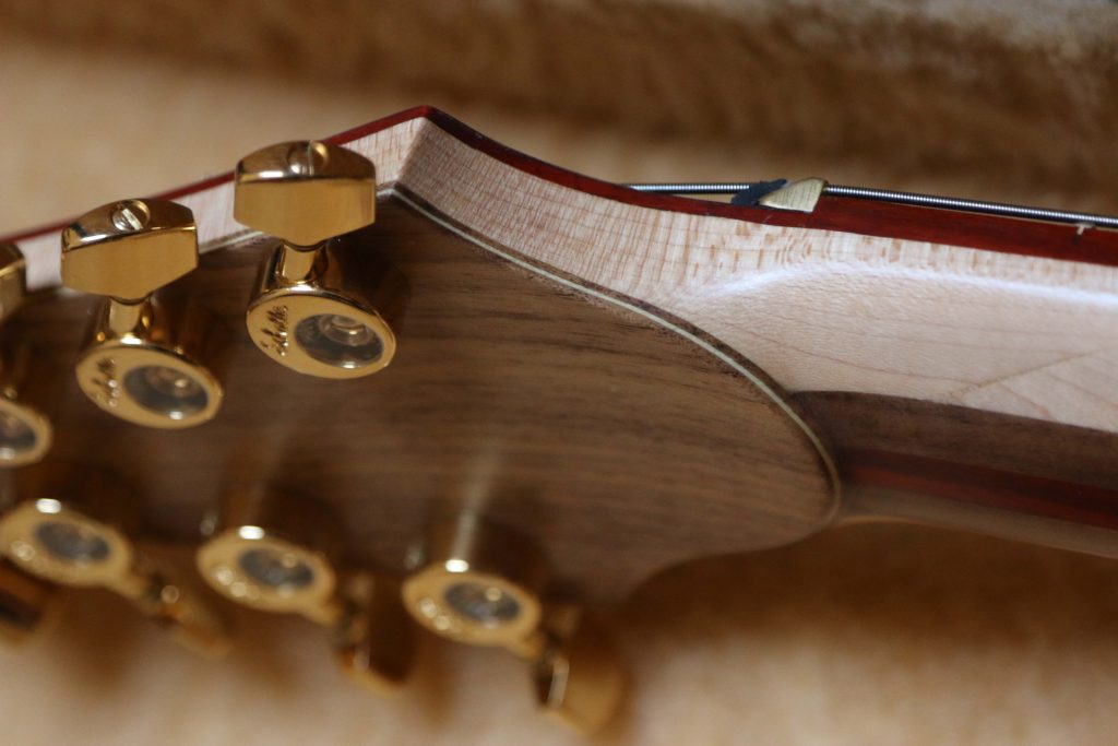 paletta chitarra kapooya vista in tralice con laminazione in noce canaletto e meccaniche Shaller Davinci
