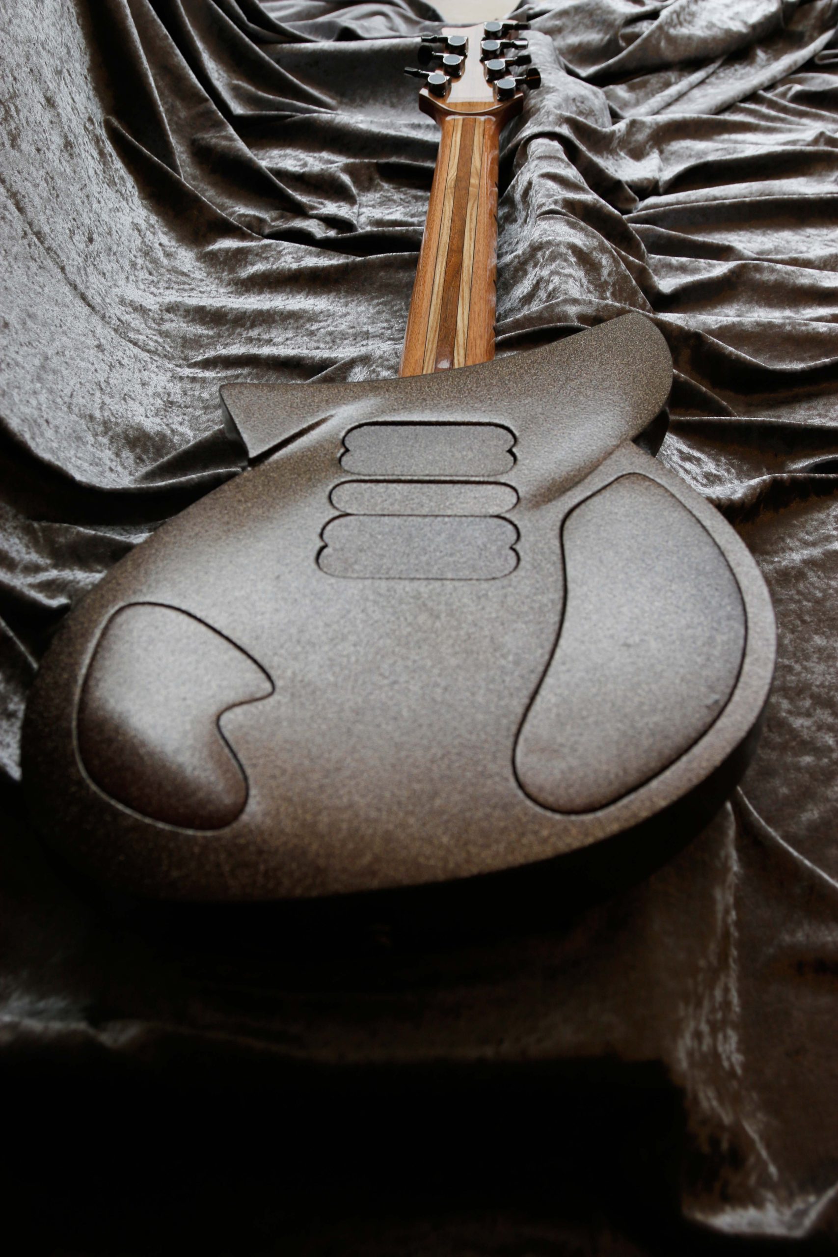 Chitarra Plié retro body giochi di luce che esaltano le forme piegate e scavate