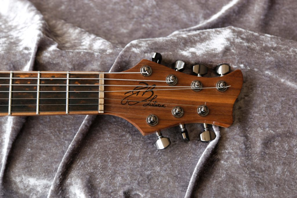 paletta chitarra plie 7 corde laminata in noce canaletto e tastiera in ebano leopardato con binding in noce canaletto