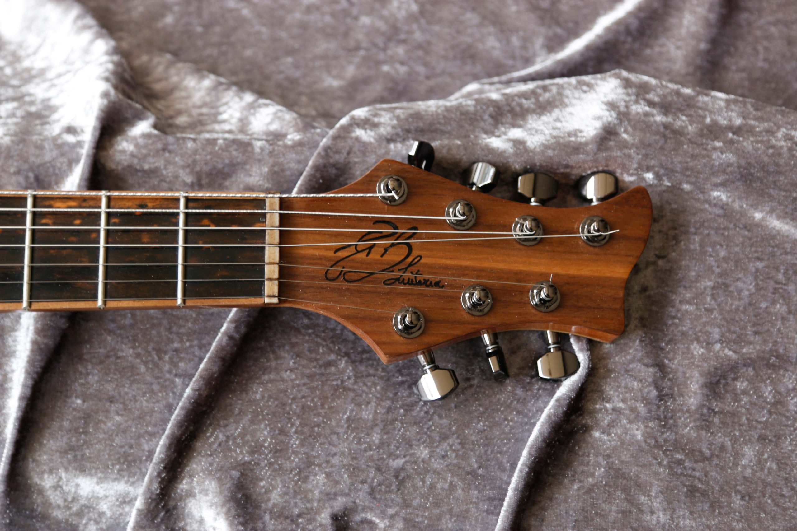 paletta chitarra plie 7 corde laminata in noce canaletto e tastiera in ebano leopardato con binding in noce canaletto
