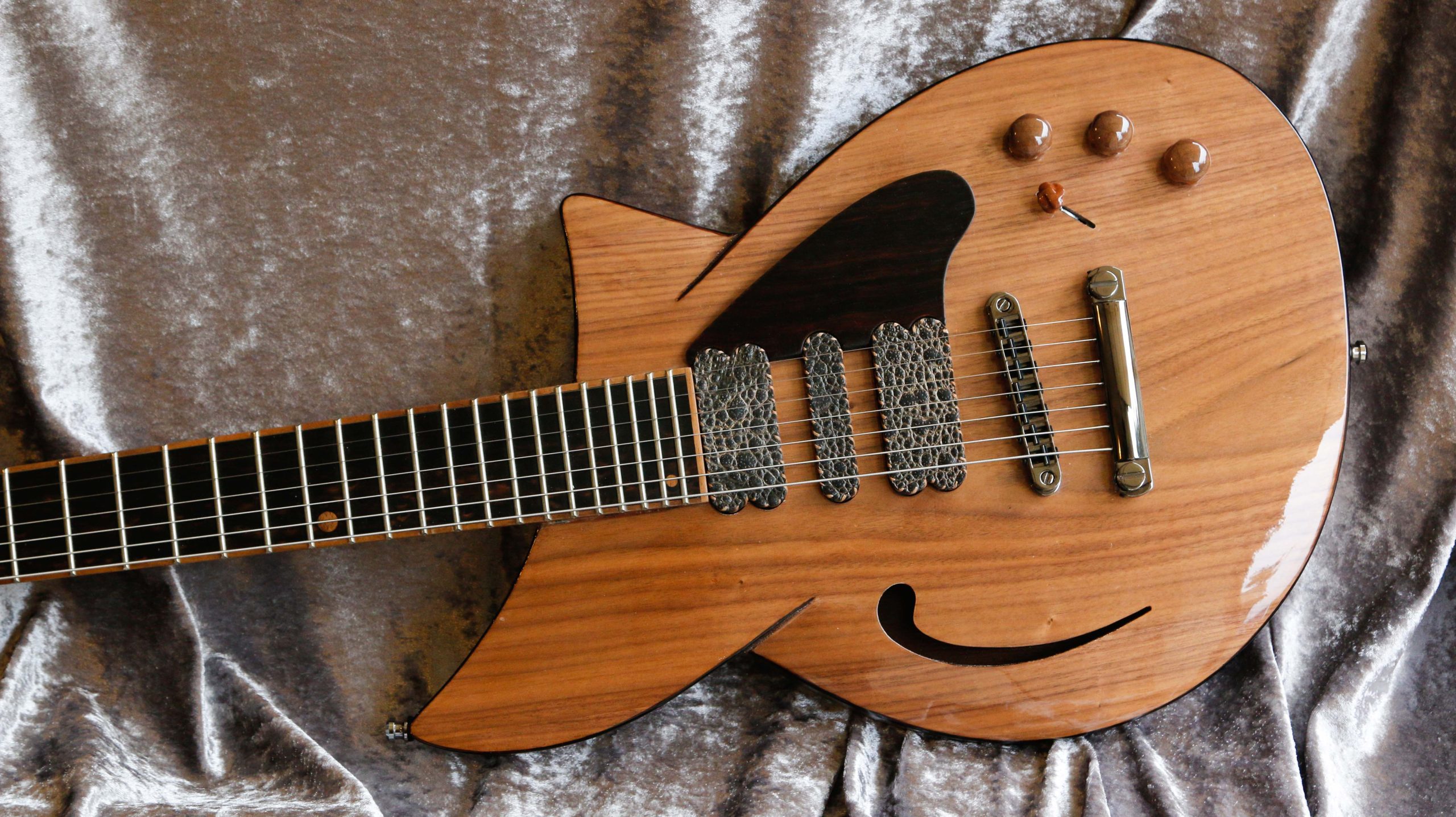 Chitarra Plié 7 corde body in noce canaletto Hollow pickguard in ebano