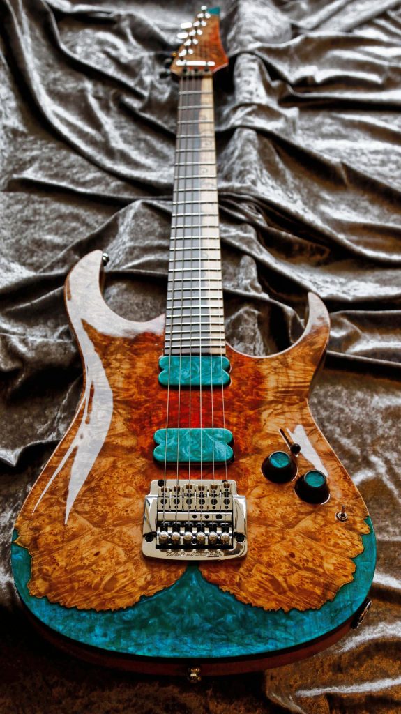 chitarra ergal 6 corde burl and resin edition top carved lucido ponte Khaler cromo foto davanti