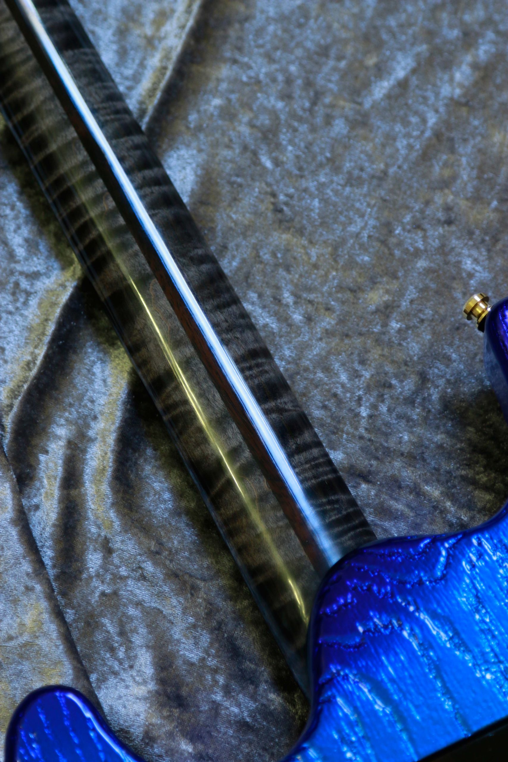 Chitarra Boutique Petra 6 corde colore blu cromo lucido top in rovere sabbiato selezionato con carved foto retro neck in acero fiammato nero lucido