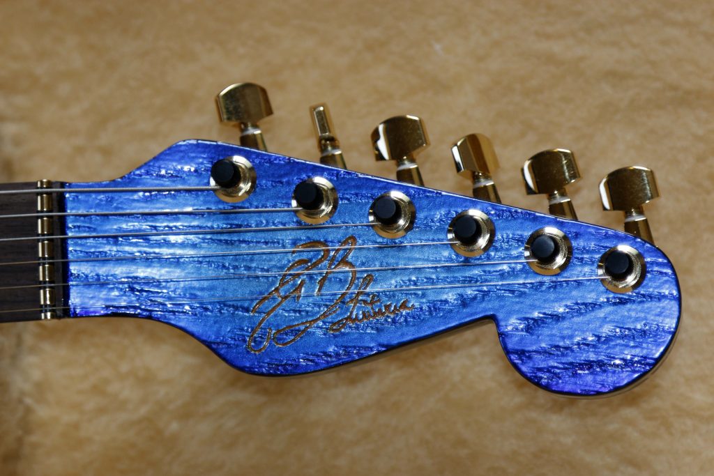 Chitarra Boutique Petra 6 corde colore blu cromo lucido top in rovere sabbiato selezionato con carved foto paletta in rovere blu cromo lucido meccaniche autobloccanti shaller e logo