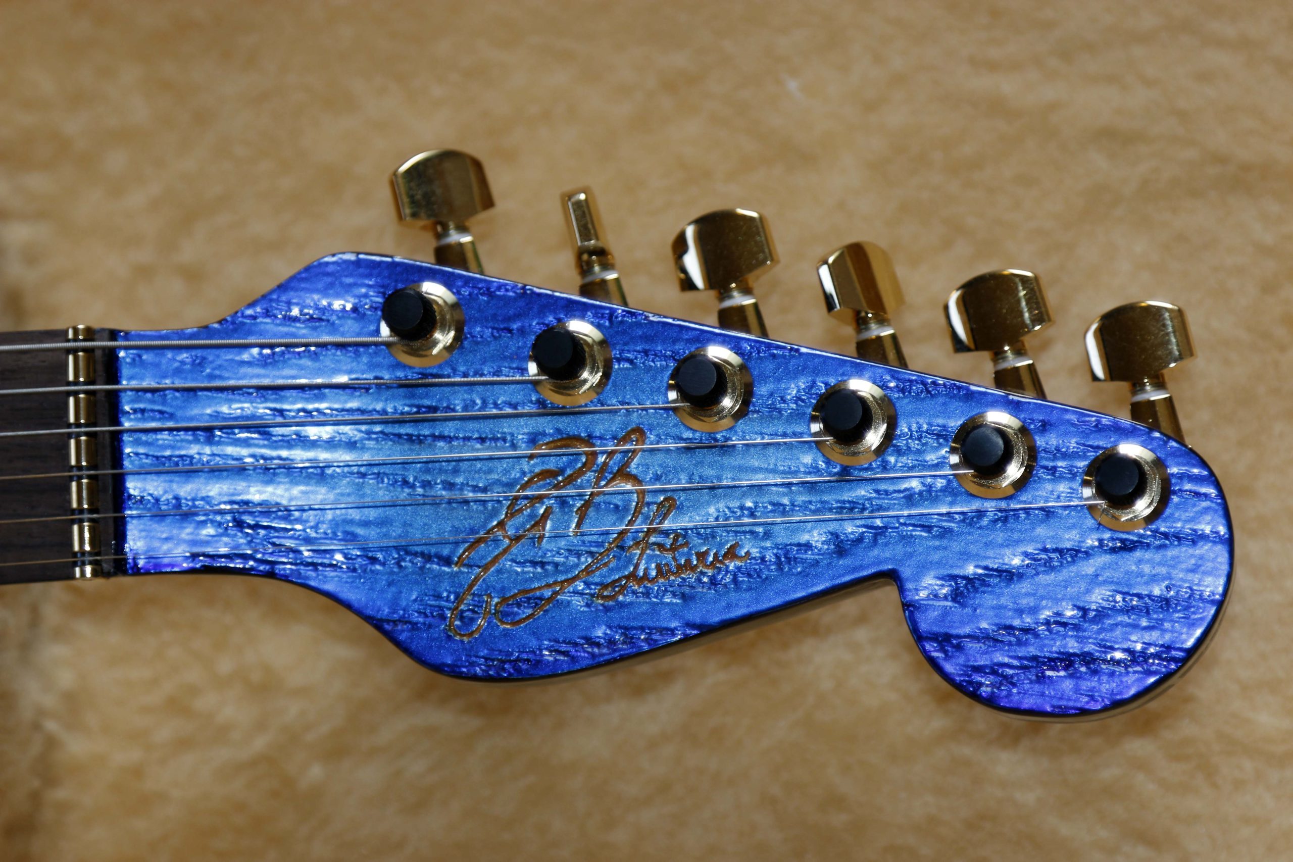 Chitarra Boutique Petra 6 corde colore blu cromo lucido top in rovere sabbiato selezionato con carved foto paletta in rovere blu cromo lucido meccaniche autobloccanti shaller e logo