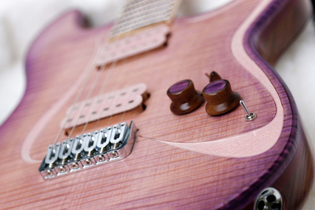 Chitarra Boutique Petra 6 corde colore rosa top in acero fiammato selezionato con inserti in policarbonato retrodecorato in resina rosa madreperla foto dettaglio inserti