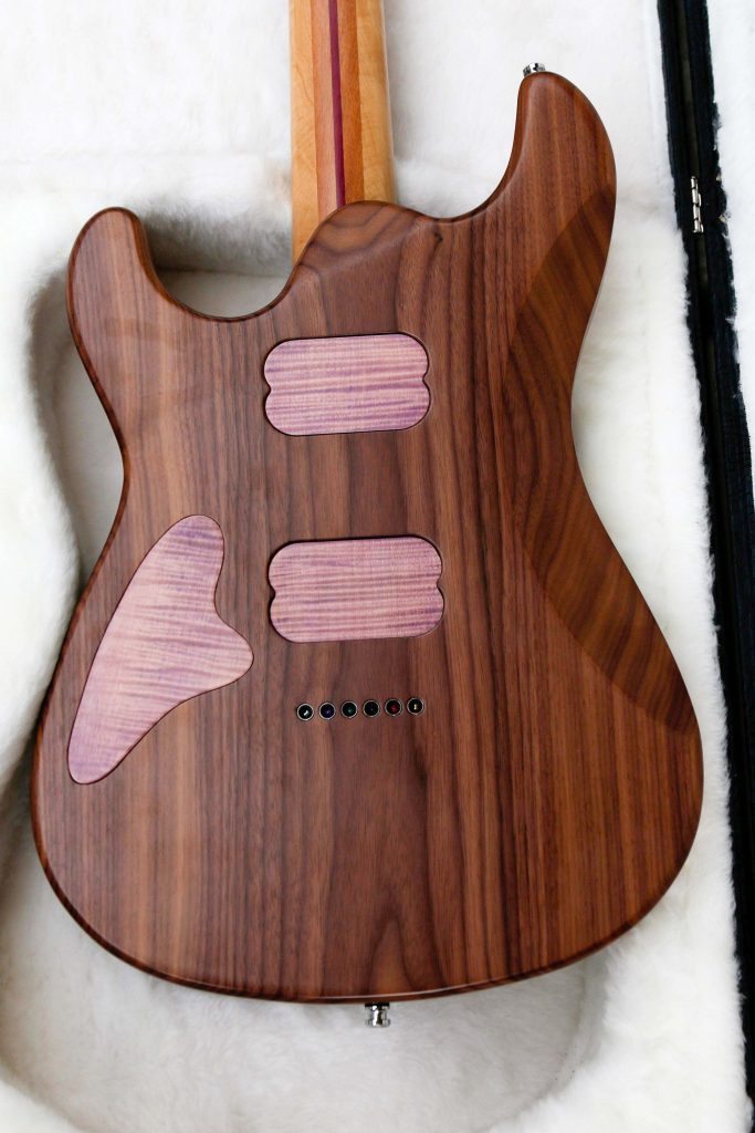 Chitarra Boutique Petra 6 corde colore rosa top in acero fiammato selezionato con inserti in policarbonato retrodecorato in resina rosa madreperla foto retro body noce nero