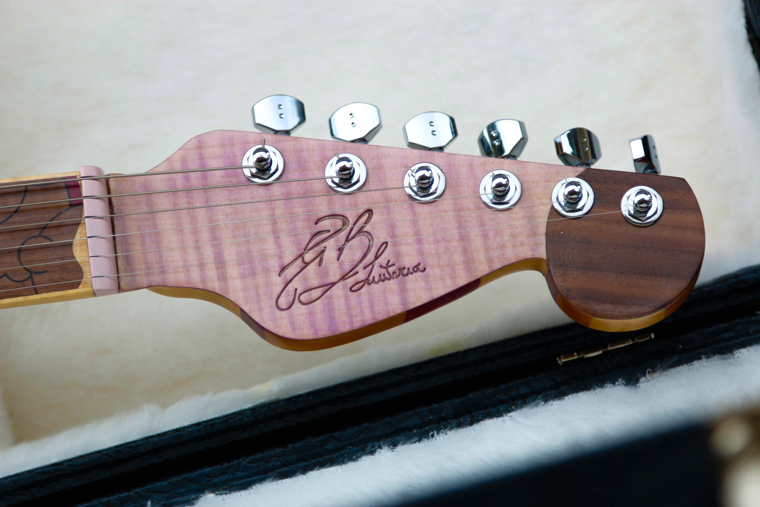 Chitarra Boutique Petra 6 corde colore rosa top in acero fiammato selezionato con inserti in policarbonato retrodecorato in resina rosa madreperla foto paletta in acero fiammato e noce nero con logo