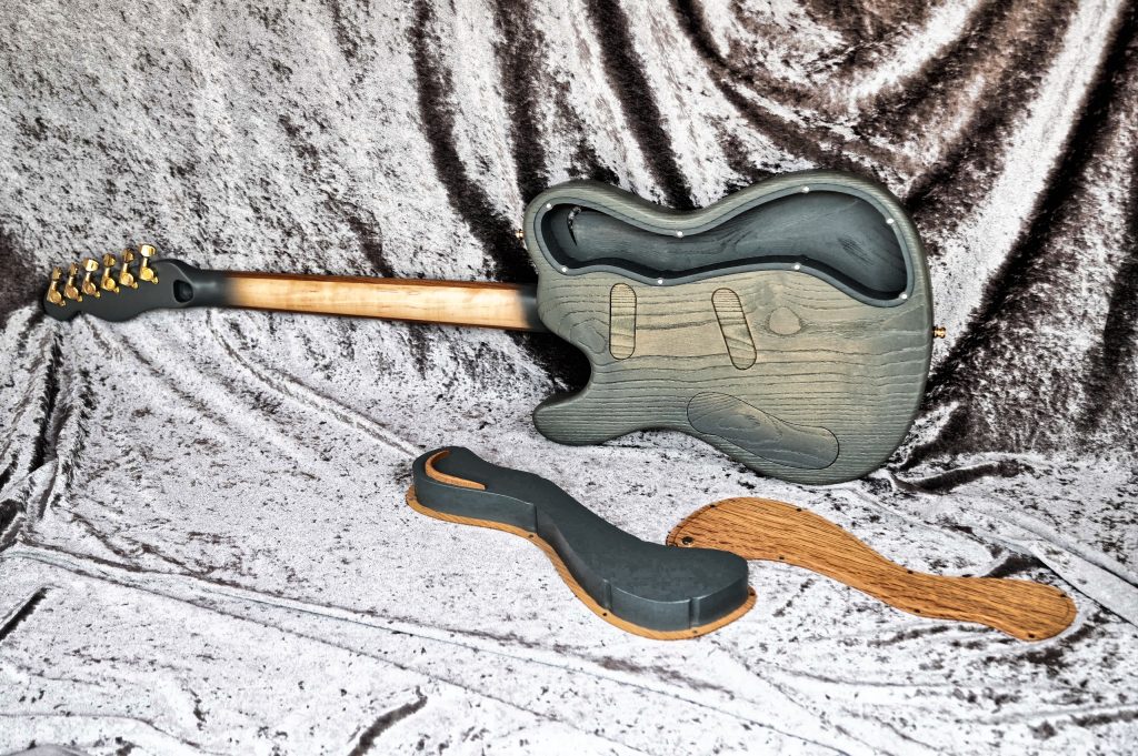 Chitarra Boutique Blouse 6 corde colore verde anticato top in frassino selezionato con spacchi pickguard in pelle di cavallino naturale foto retro con vani risonanza variabile aperti