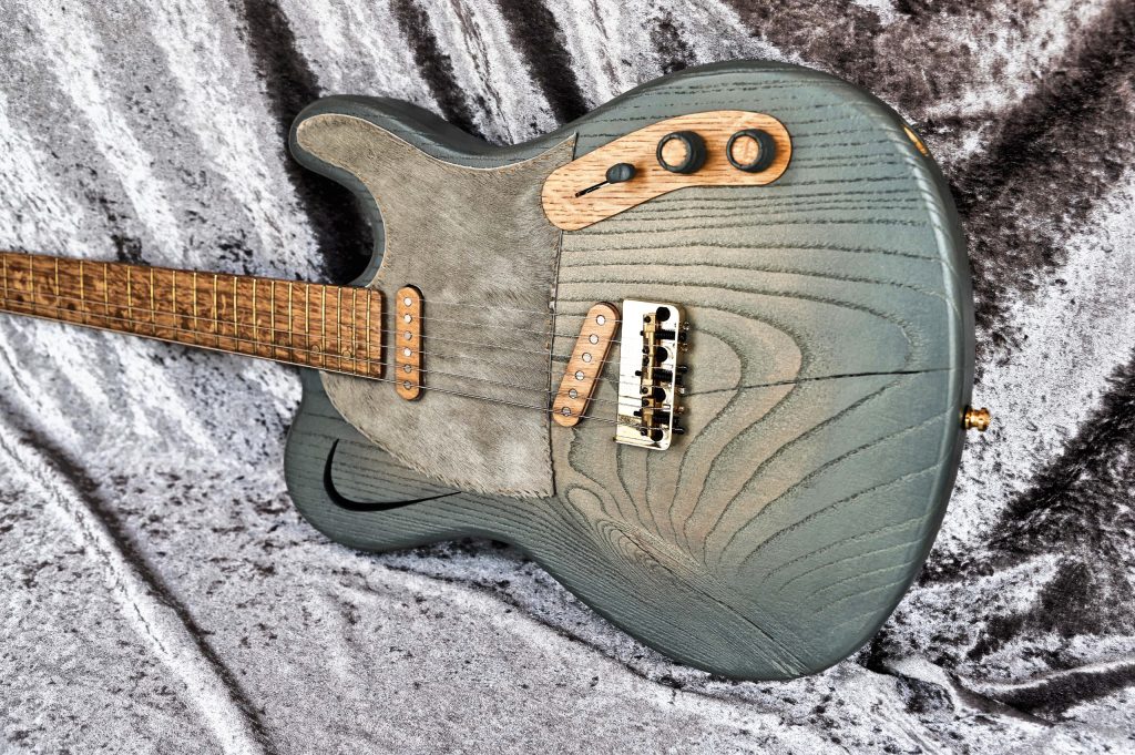 Chitarra Boutique Blouse 6 corde colore verde anticato top in frassino selezionato con spacchi pickguard in pelle di cavallino naturale foto inclinata dx