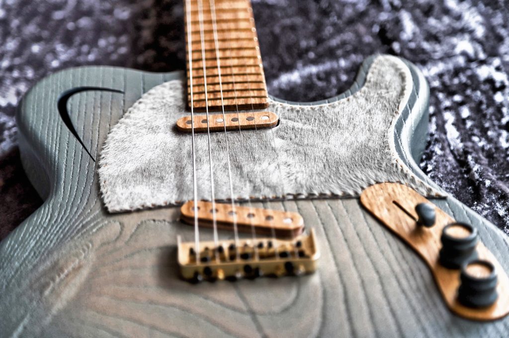 Chitarra Boutique Blouse 6 corde colore verde anticato top in frassino selezionato con spacchi pickguard in pelle di cavallino naturale foto dettagli pickguard