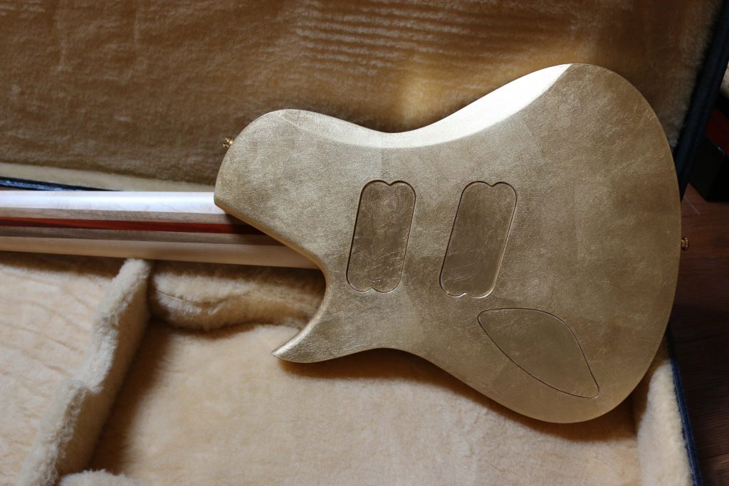 chitarra kapooya 8 corde fanned body in radica di noce tastiera e binding in padouk retro decorato in foglia oro lucido foto laterale