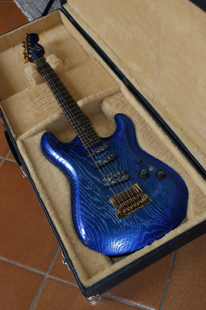 Chitarra Boutique Petra 6 corde colore blu cromo lucido top in rovere sabbiato selezionato con carved foto chitarra in tralice con case