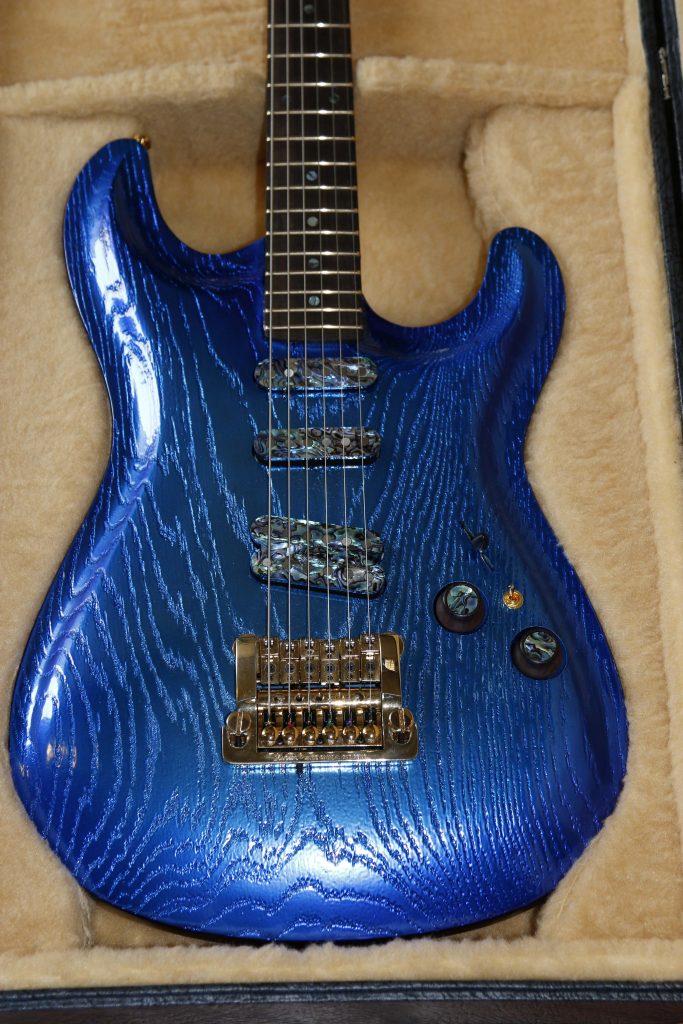 Chitarra Boutique Petra 6 corde colore blu cromo lucido top in rovere sabbiato selezionato con carved foto body dall'alto