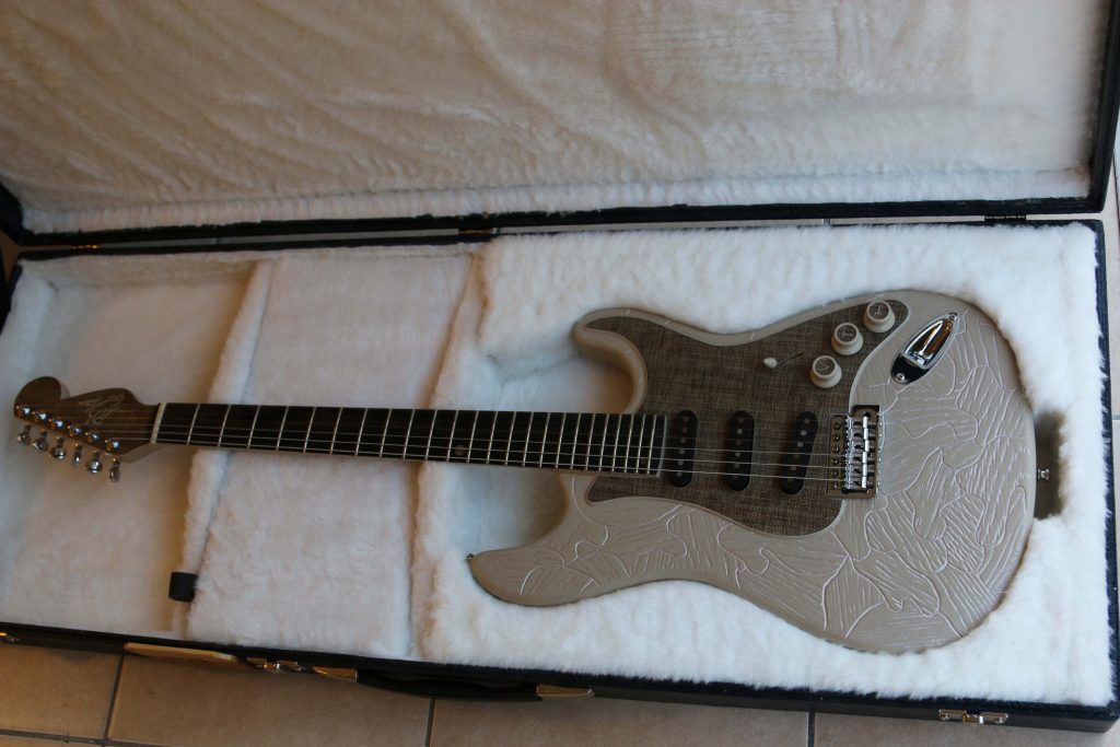 Chitarra Boutique Petra 6 corde colore canapa opaco top in rovere sabbiato design puzle foto chitarra dentro case premium con imbottitura bianca