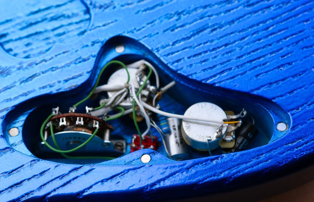 Chitarra Boutique Petra 6 corde colore blu cromo lucido top in rovere sabbiato selezionato con carved foto dettaglio vano elettronica