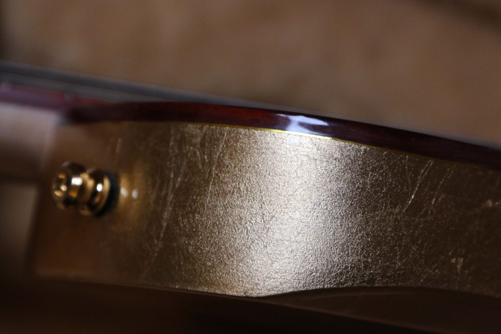 chitarra kapooya 8 corde fanned body in radica di noce tastiera e binding in padouk retro decorato in foglia oro lucido dettaglio foglia oro e binding paddouk
