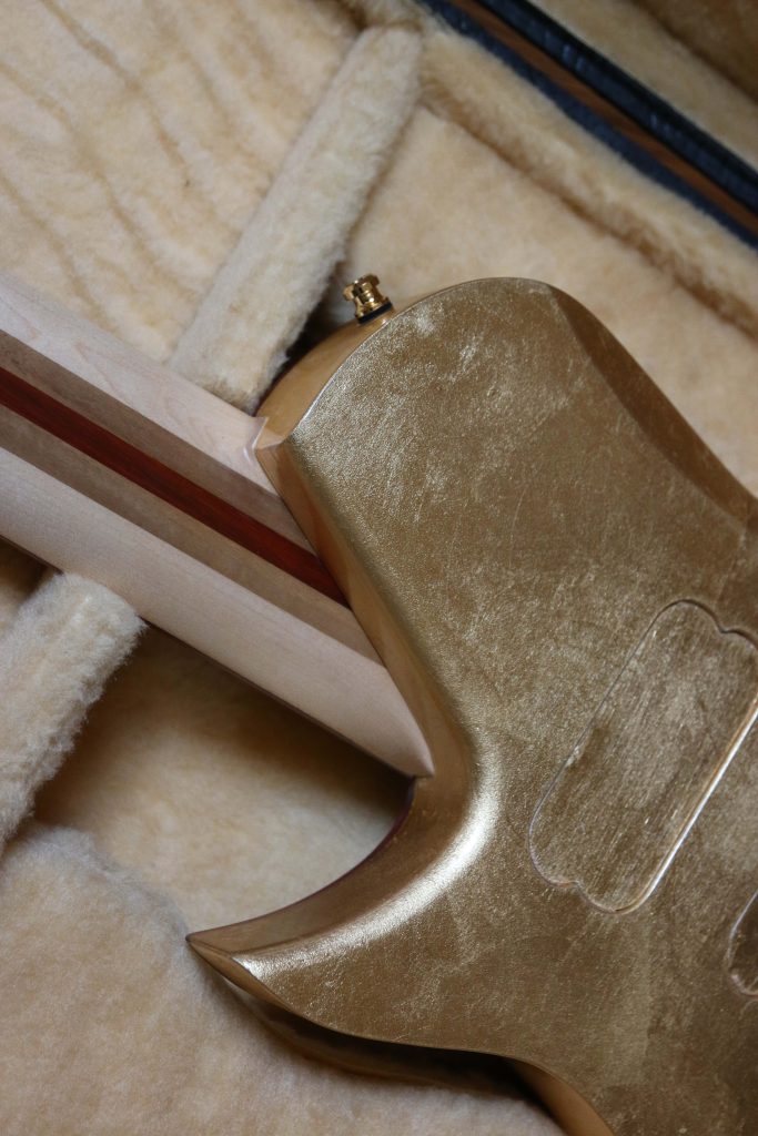 chitarra kapooya 8 corde fanned body in radica di noce tastiera e binding in padouk retro decorato in foglia oro lucido dettaglio ultraprofilo attaccatura neck